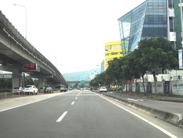 堤頂大道一段(麥帥二橋至港墘路)