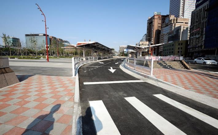 交六公車彎出口