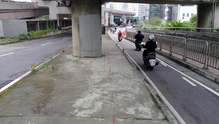 機車引道拓寬前