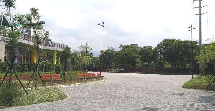 兒童新樂園與美崙公園間的徒步區全面採用透水鋪面