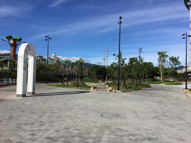 兒童新樂園入口廣場與科學教育館間施作完成後之透水鋪面