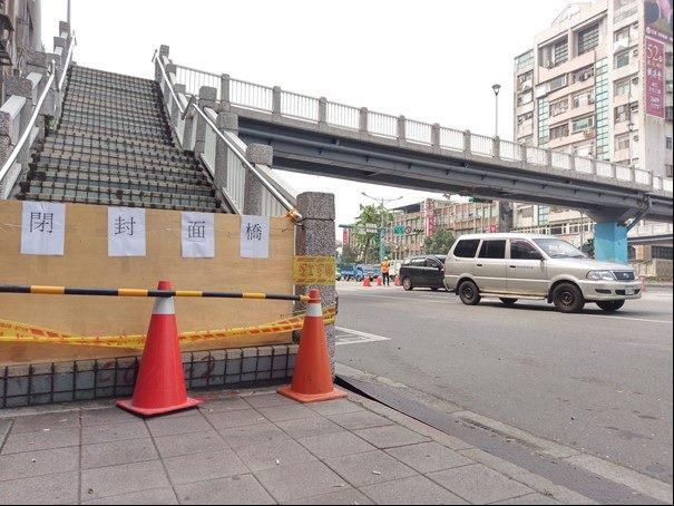 重慶葫東人行陸橋受撞後封閉措施
