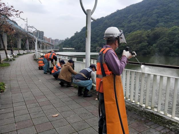 最後以高壓洗淨機沖洗