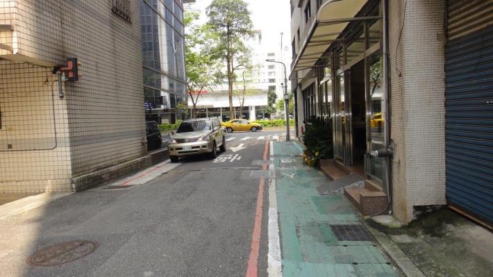 03松山區復勢里光復北路80巷本線溝蓋及路面(更新前1)
