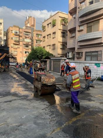 06管溝瀝青混凝土鋪築滾壓