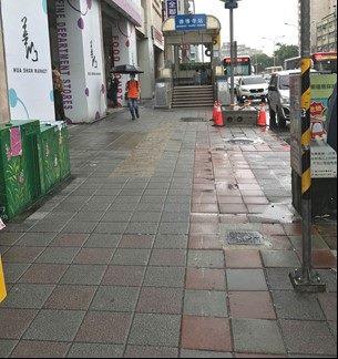 圖1.管線散布、配合民生需求重複挖掘造成鋪面色澤不一