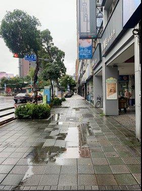 圖4.遇暴雨人行道及路面多處積水