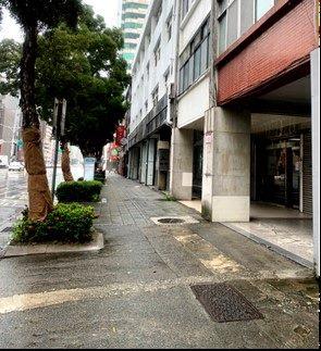 圖2.管線散布、配合民生需求重複挖掘造成鋪面色澤不一