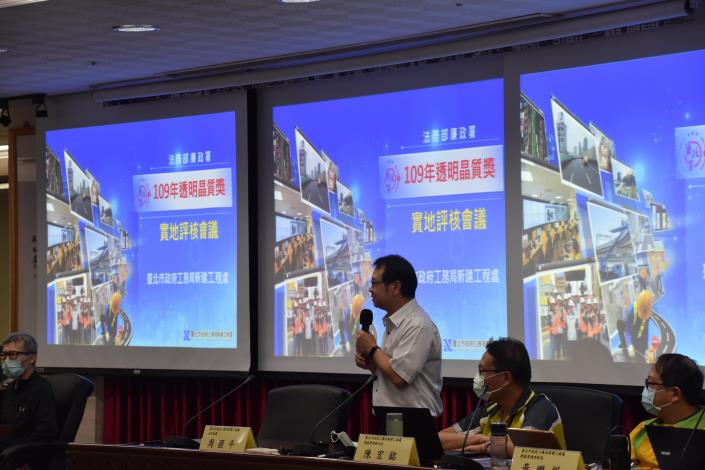 圖5 黃處長親自簡報解說新工處3年來廉政透明作為成效.JPG