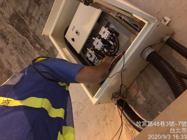 圖1現場人員量測風機絕緣值