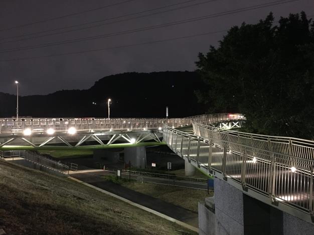 圖8新設景觀橋夜間照片3（由右岸往左岸看）.JPG