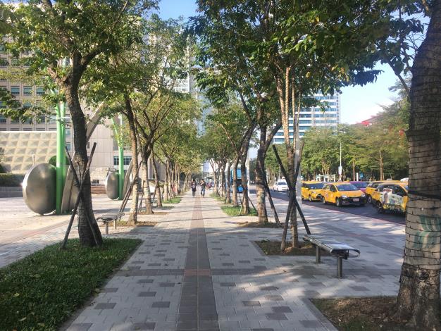 圖5. 臺北市持續改善人行環境，調整街道空間配置，營造無障礙通行環境