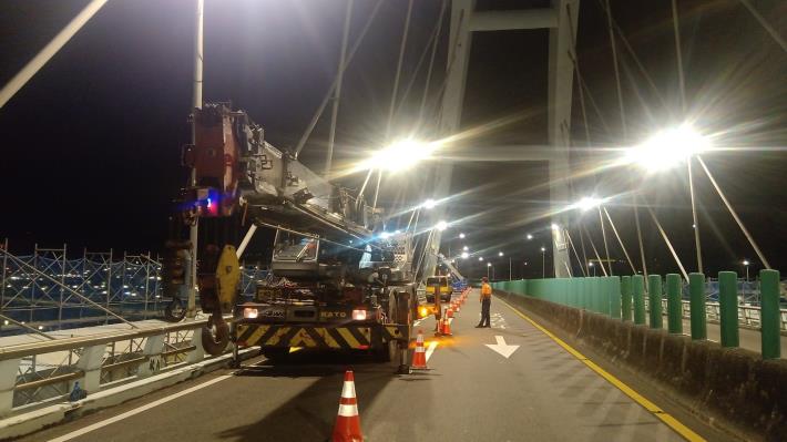 圖2麥帥二橋鋼構油漆防蝕塗裝改善工程施工中照片-移動式吊車