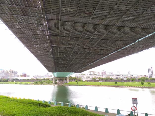 圖4麥帥二橋鋼構油漆防蝕塗裝改善工程施工中照片-懸吊式施工架