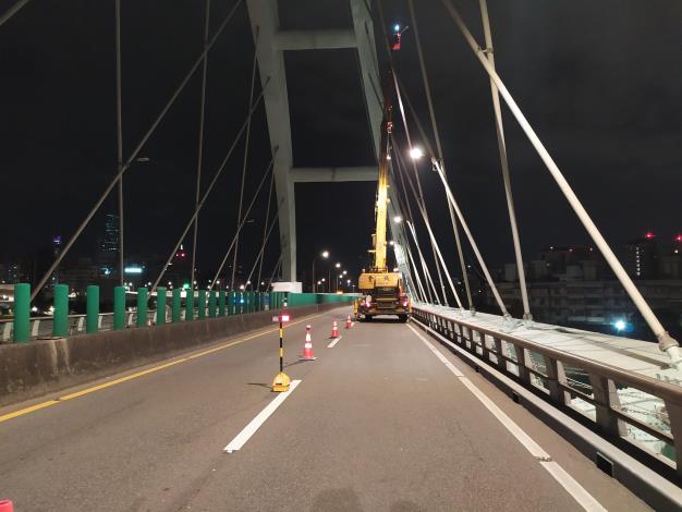 圖3麥帥二橋鋼構油漆防蝕塗裝改善工程施工中照片-移動式吊車