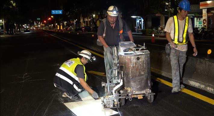 圖12施工中(標線繪設作業)