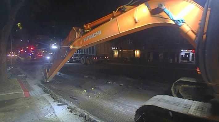 圖9施工中(以怪手挖除溝邊瀝青作業)