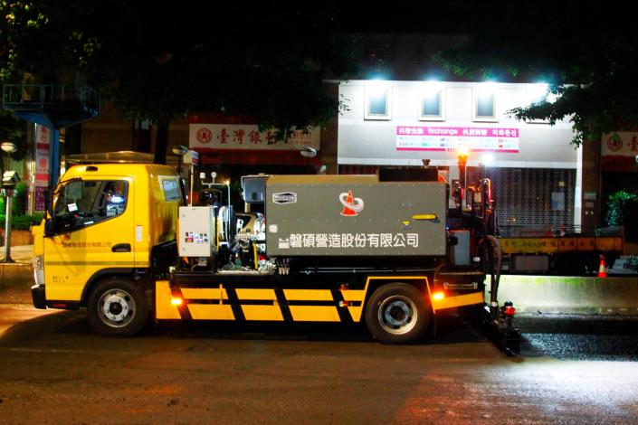 圖10施工中(黏層噴灑作業)