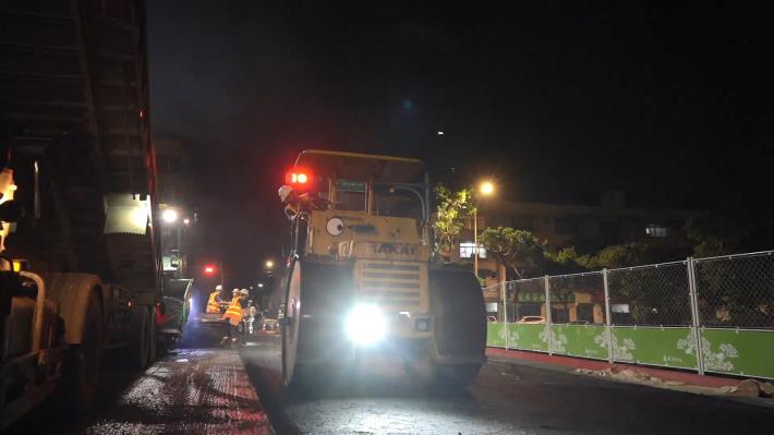 圖11路面滾壓夯實作業