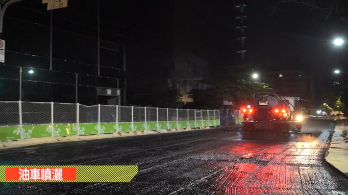 圖9噴灑黏層作業