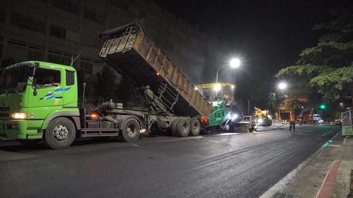 圖10路面舖築作業