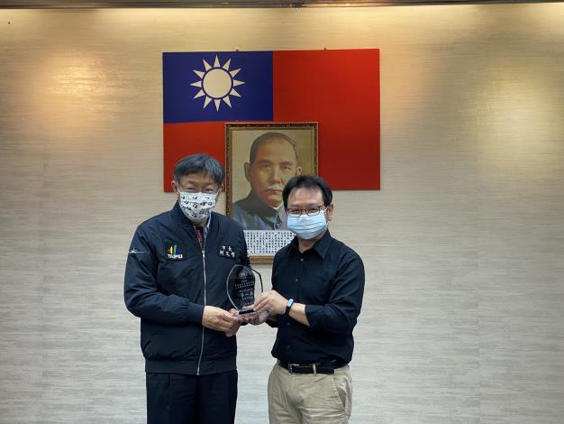 圖1.本府榮獲內政部「市區道路養護管理暨人行環境無障礙考評計畫」直轄市型考評總成績優等，新工處處長黃立遠於市政會議進行獻獎