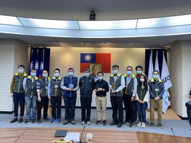 圖2.柯市長與工務局林局長、新工處同仁上台合影