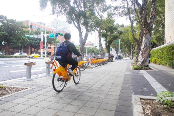 圖4. 完工後的忠孝東路人行環境更加寬敞與筆直,U-BIKE與行人都能自在悠遊城市中。