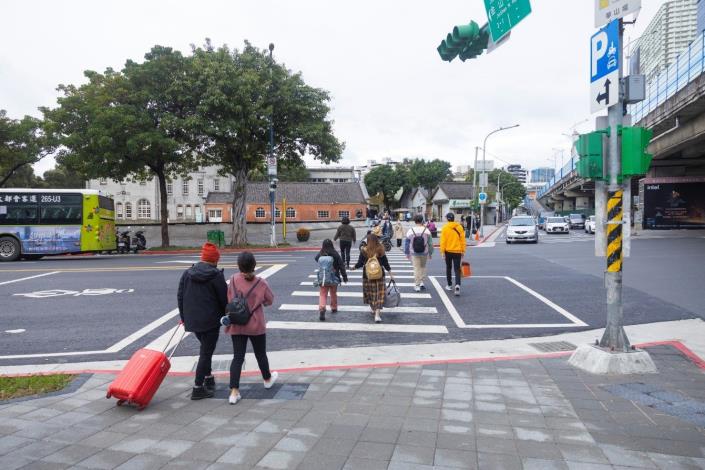 圖2. 甫竣工的忠孝東路人行環境,滿足各族群的不同需求,提供更安心安全的用路體驗。