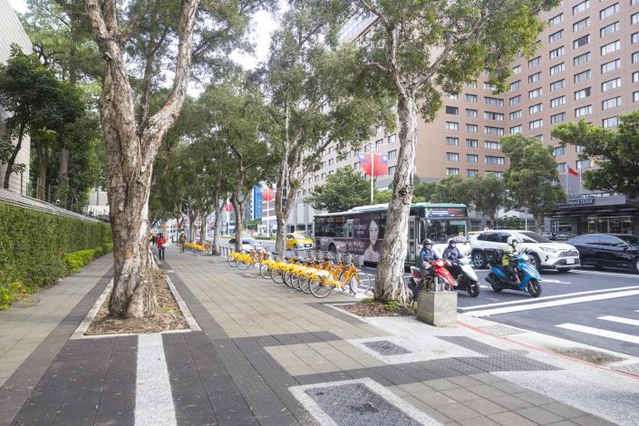 圖8完工後筆直寬敞的忠孝東路人行道4