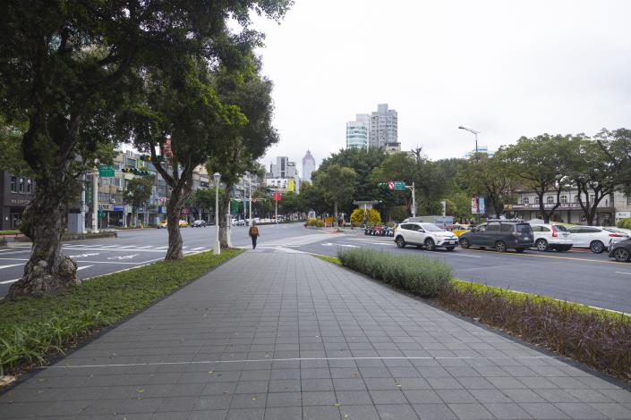 圖5完工後筆直寬敞的忠孝東路人行道1