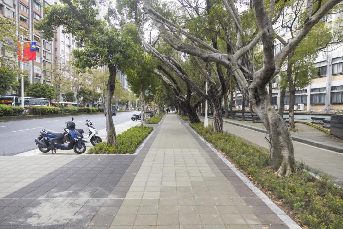 圖6完工後筆直寬敞的忠孝東路人行道2