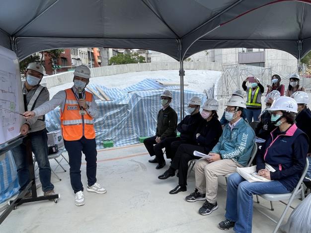 圖1. 副市長黃珊珊視察成功市場改建工程進度，聆聽工程進度簡報。