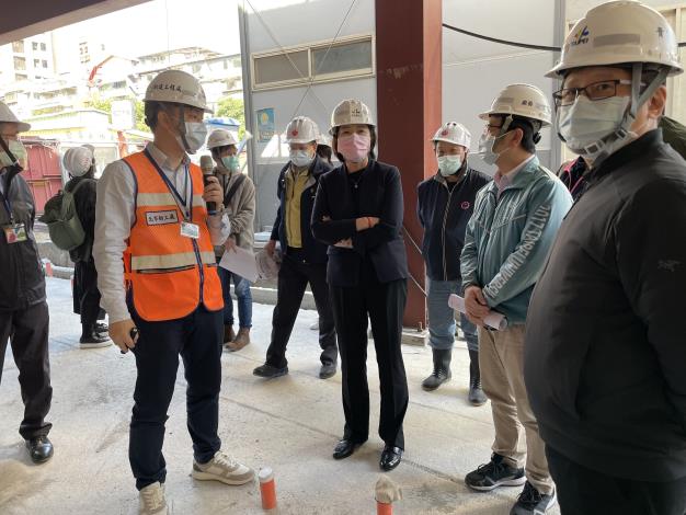 圖3. 副市長黃珊珊、產發局局長林崇傑、工務局主任秘書藍舒凢、新工處處長黃立遠、市場處處長陳庭輝及攤商自治會會長陳中明一同視察成功市場改建工程進度。