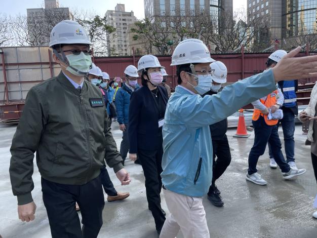 圖2. 副市長黃珊珊視察成功市場改建工程進度。