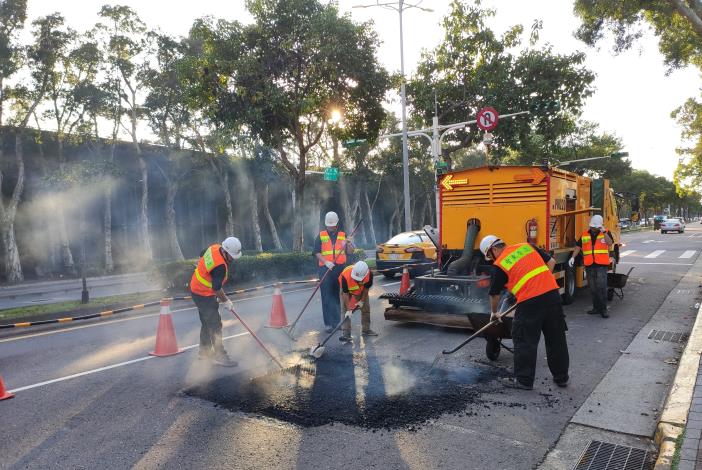 圖4車載式瀝青混凝土路面現地熱再生修護機組補路作業1