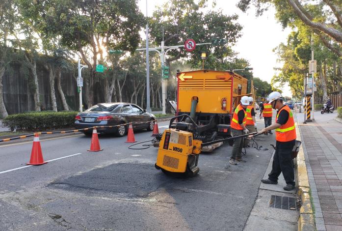 圖5車載式瀝青混凝土路面現地熱再生修護機組補路作業2