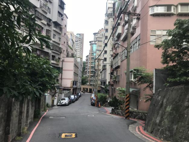 圖2 溫泉路73巷-電纜線地下化改善前