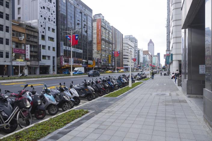圖5 忠孝東路2段新設機車彎及植栽帶