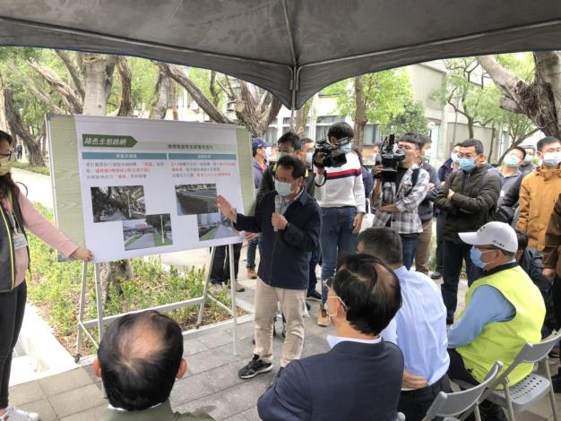 圖6柯市長視察忠孝東路人行環境-黃處長簡報
