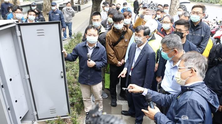 圖9柯市長視察忠孝東路人行環境-步行檢視成果2