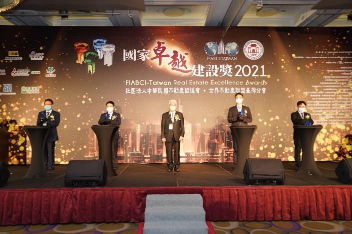 圖2. 李惠裕副處長及周國平主任秘書代表新工處受獎(國家卓越獎)