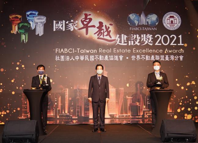 圖1. 李惠裕副處長代表新工處受獎(全球卓越獎-永建國小)