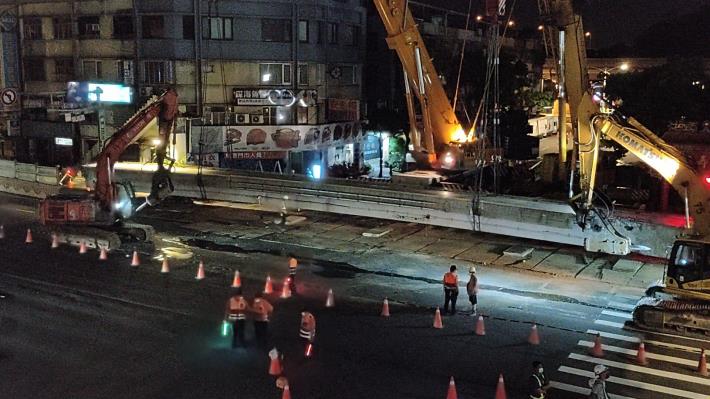 圖2 承德敦煌人行天橋東側跨敦煌路段拆除施工