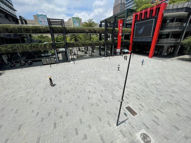 圖2 信義區香堤廣場鋪面更新工程完成景1.JPG
