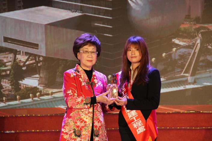 圖1-新工處洪瑜雯主任代表受獎-延平國小(公共建設優質獎首獎)