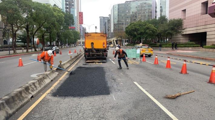 圖2 道路維護廠商加熱燙鈑車辦理修繕作業-2