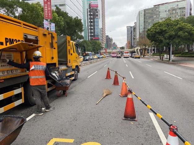 圖1 道路維護廠商加熱燙鈑車辦理修繕作業-1
