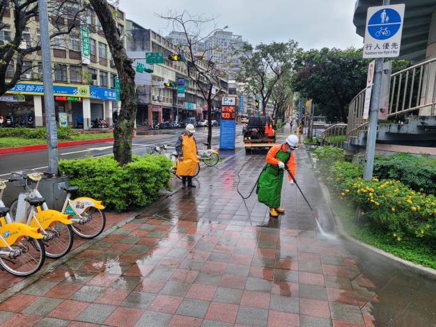 圖2 清洗前部分及清洗後磚面可見明顯之對比