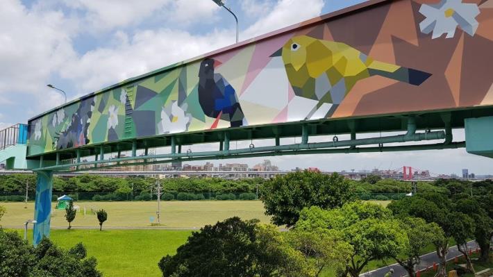 圖7環南三段人行天橋施工後3-美化延伸並連結城區與河濱自然景觀